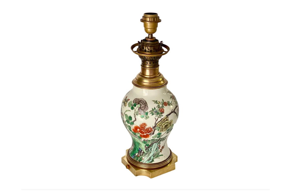 Lampe de table en porcelaine chinoise, 19e Siècle, Famille Rose, laiton