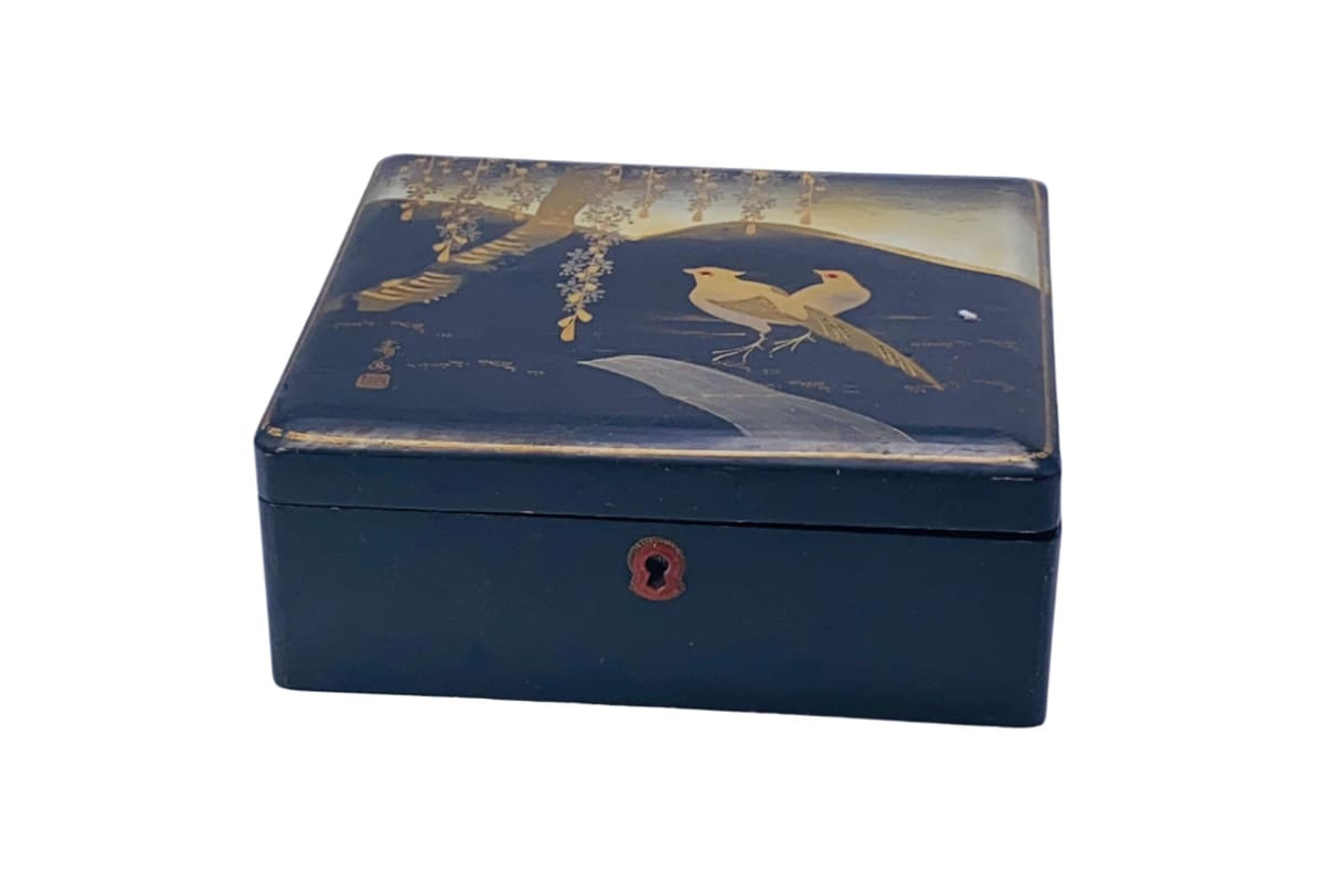 Boîte japonaise Meiji laquée noir et or, vers 1880