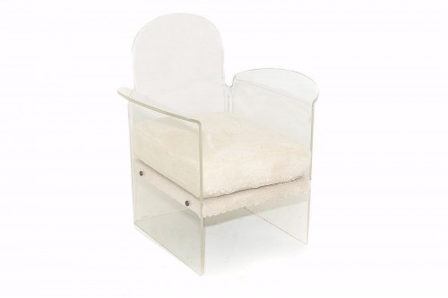 Fauteuil vintage en plexiglas recouvert de tissu peluche blanc (France 1970)