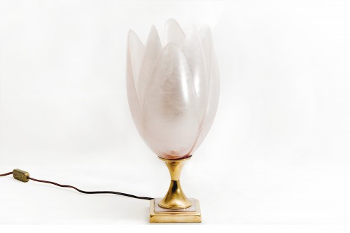 Lampe de table Roger Rougier par Maison Rougier, 6 pétales rose en resine et laiton (1970)